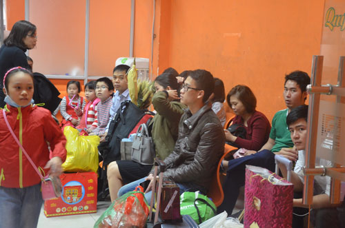 Chiều 28 Tết: Bến xe “ngộp thở”, cửa ngõ Thủ đô kẹt cứng - 3