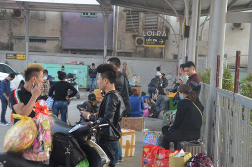 Chiều 28 Tết: Bến xe “ngộp thở”, cửa ngõ Thủ đô kẹt cứng - 11