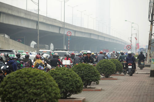 Chiều 28 Tết: Bến xe “ngộp thở”, cửa ngõ Thủ đô kẹt cứng - 12