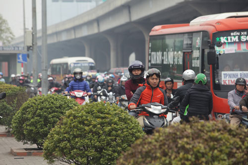Chiều 28 Tết: Bến xe “ngộp thở”, cửa ngõ Thủ đô kẹt cứng - 15