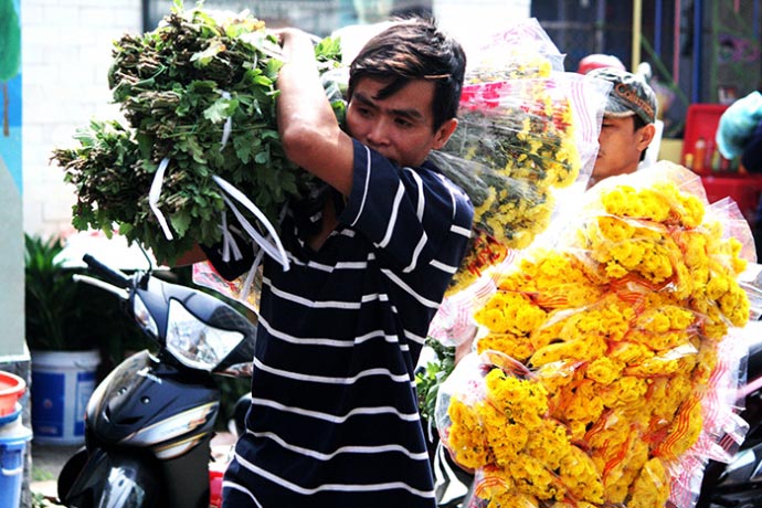 Kiếm chục triệu mỗi ngày ở chợ hoa tươi sầm uất nhất Sài Gòn - 1