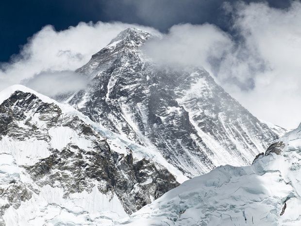 Động đất làm lùn cả đỉnh núi cao nhất thế giới Everest? - 1