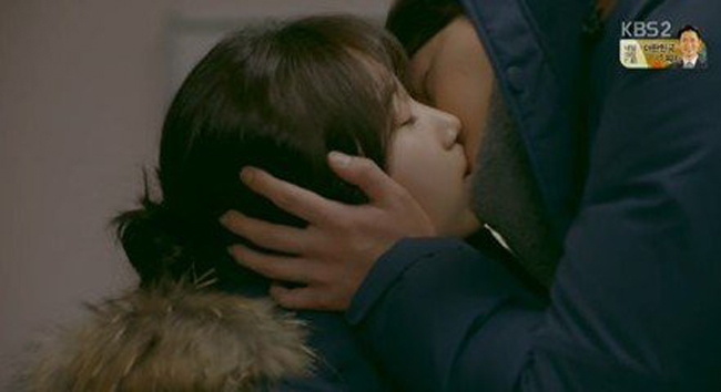Suzy thường xuyên phải diễn những cảnh hôn môi với trai lạ trong các phim tình cảm.