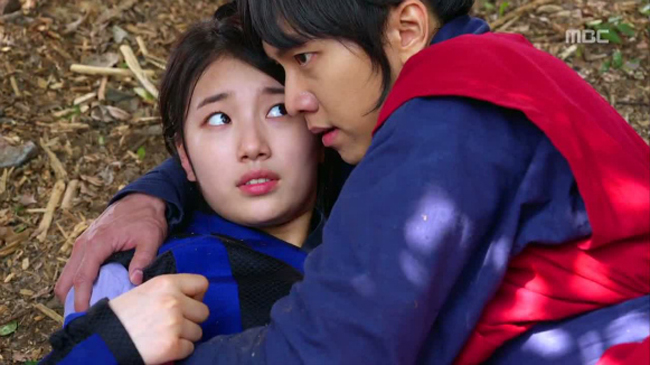 Nhìn cảnh bạn gái được trai đẹp Lee Seung Gi ôm thế này, hẳn Lee Min Ho sẽ phải dè chừng.