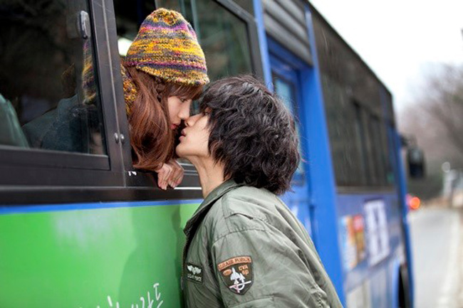 Trong phim truyền hình Dream High, Suzy và Kim Soo Hyun có màn "khóa môi" đặc biệt bên cửa kính xe bus.