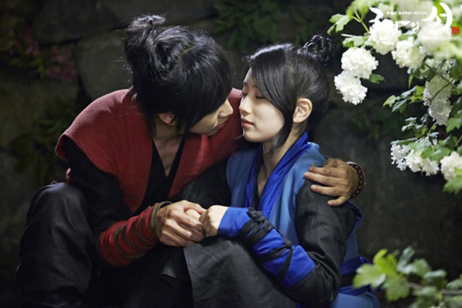 Trong phim truyền hình Cửu gia thư, Suzy và Lee Seung Gi mang lại câu chuyện tình yêu lãng mạn nhiều tình huống nguy hiểm nhưng cuối cùng đã có một kết thúc đẹp.