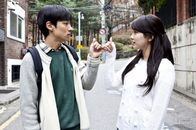Biệt danh "mối tình đầu quốc dân" đến với Suzy xuất phát từ vai nữ chính trong phim Lớp học 101 đóng cùng Lee Je Hoon.