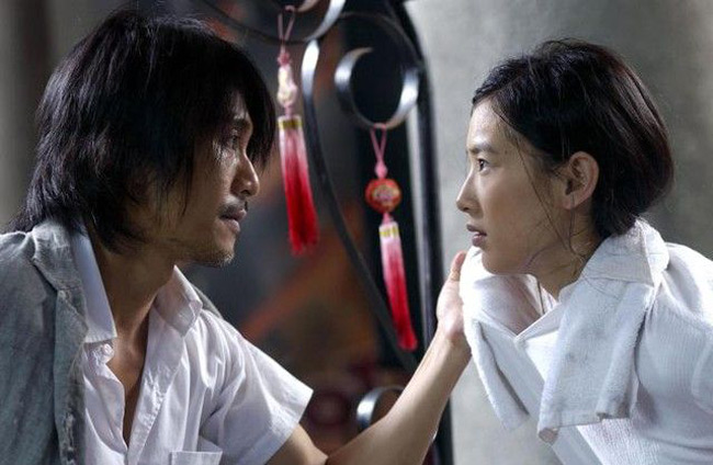 Huỳnh Thánh Y cũng là hiện tượng "nổi sau một đêm" nhờ bộ phim Tuyệt đỉnh Kung Fu (Kung Fu Hustle) của Châu Tinh Trì.