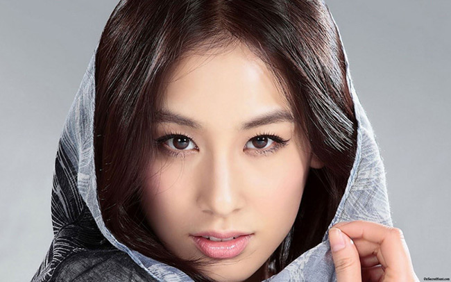 Cũng nhờ "mê mẩn" vẻ ngoài của Huỳnh Thánh Y mà Châu Tinh Trì đã ký hợp đồng độc quyền 8 năm với mong muốn biến cô trở thành nữ diễn viên sáng giá nhất của màn ảnh Trung Quốc. 
