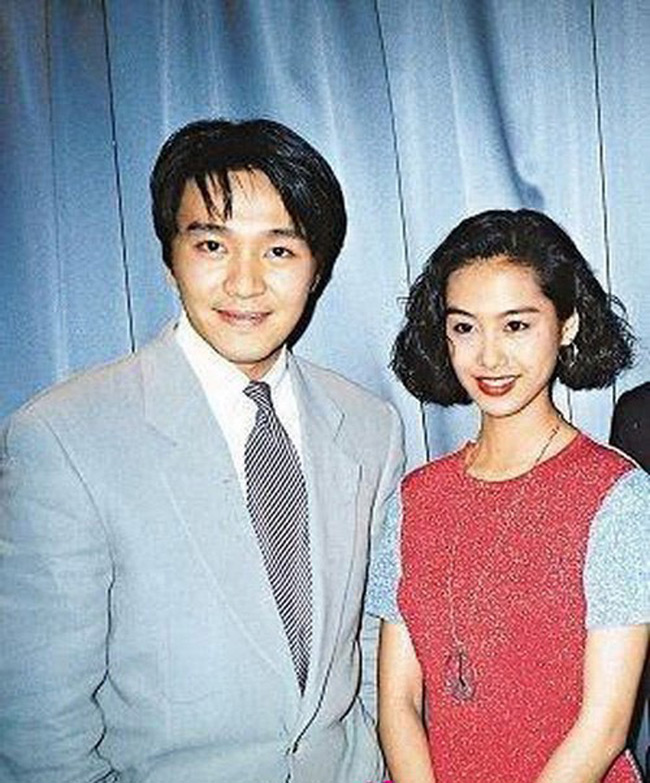 Bén duyên với nhau nhờ các bộ phim, Châu Tinh Trì và Chu Ân cũng công khai mối quan hệ tình cảm của mình. Chuyện tình của hai người kéo dài trong 3 năm sau đó tan vỡ vì Châu Tinh Trì ngoại tình.