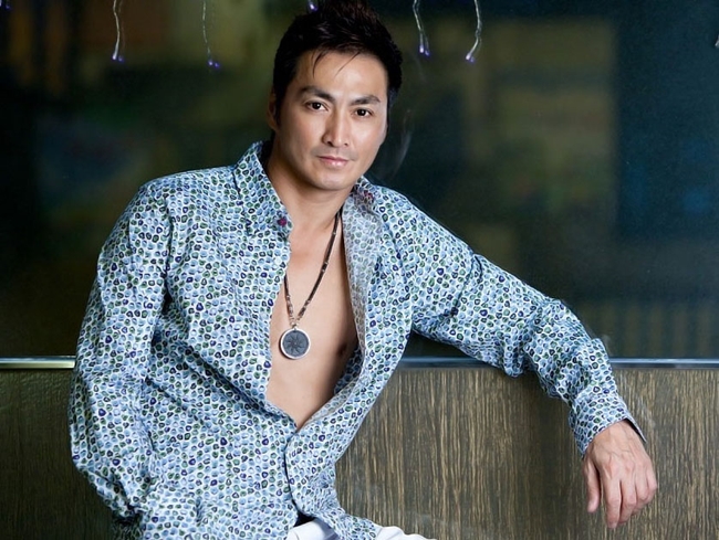 Hà Gia Kính là nam diễn viên nổi tiếng của Trung Quốc. Ở tuổi 57, anh trông vẫn rất phong độ và điển trai.