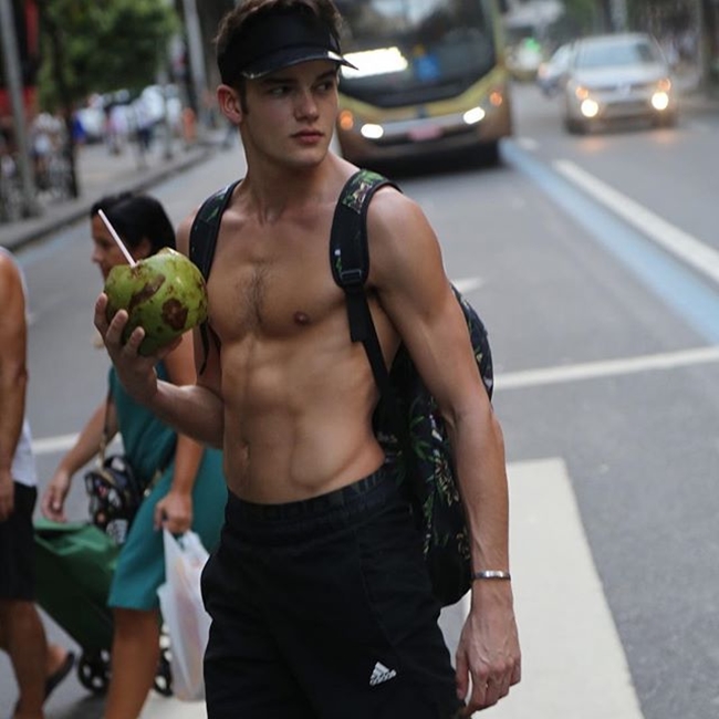 Hình ảnh chàng người mẫu nước Áo uống dừa trên phố khiến trái tim các chị em đập “loạn nhịp”.