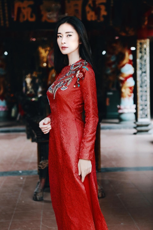 &#39;&#39;Đả nữ&#39;&#39; Ngô Thanh Vân e ấp bất ngờ với áo dài đỏ thắm - 1