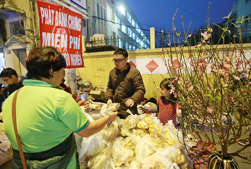 HN: Ấm lòng 500 chiếc bánh chưng tặng người nghèo đón Tết - 1