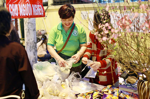 HN: Ấm lòng 500 chiếc bánh chưng tặng người nghèo đón Tết - 2