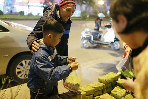 HN: Ấm lòng 500 chiếc bánh chưng tặng người nghèo đón Tết - 5