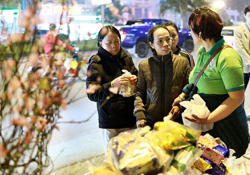 HN: Ấm lòng 500 chiếc bánh chưng tặng người nghèo đón Tết - 10