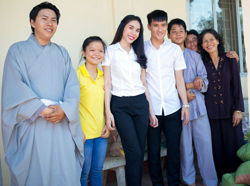 Không ngờ Thuỷ Tiên mặc thế này đi sắm Tết - 6