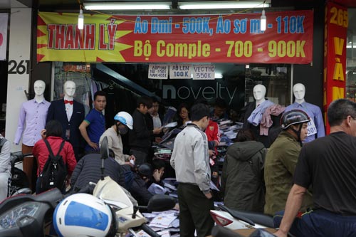 Hà Nội: "Khí thế" mua sắm tưng bừng những ngày sát Tết - 3