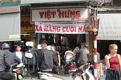 Hà Nội: "Khí thế" mua sắm tưng bừng những ngày sát Tết - 2