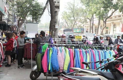 Hà Nội: "Khí thế" mua sắm tưng bừng những ngày sát Tết - 15