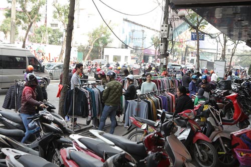 Hà Nội: "Khí thế" mua sắm tưng bừng những ngày sát Tết - 16