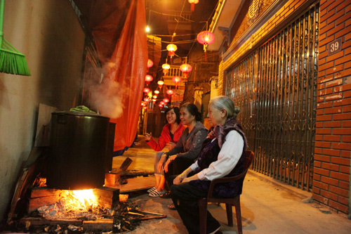 Người Hà Nội nấu bánh chưng trên vỉa hè, ngõ làng trong đêm - 6