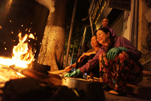 Người Hà Nội nấu bánh chưng trên vỉa hè, ngõ làng trong đêm - 3