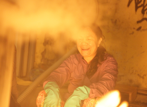 Người Hà Nội nấu bánh chưng trên vỉa hè, ngõ làng trong đêm - 5