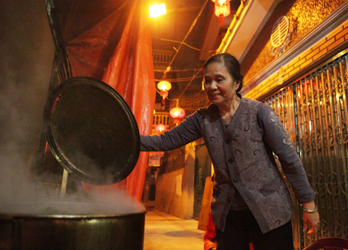 Người Hà Nội nấu bánh chưng trên vỉa hè, ngõ làng trong đêm - 8