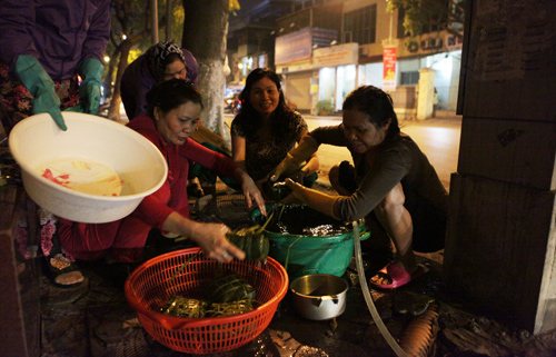 Người Hà Nội nấu bánh chưng trên vỉa hè, ngõ làng trong đêm - 13