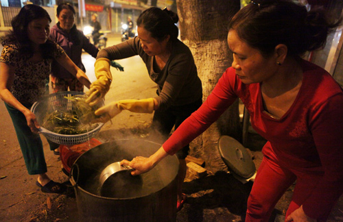 Người Hà Nội nấu bánh chưng trên vỉa hè, ngõ làng trong đêm - 12