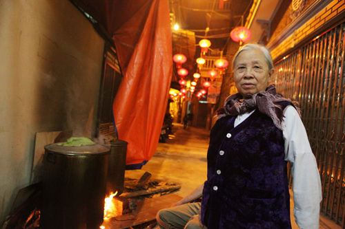 Người Hà Nội nấu bánh chưng trên vỉa hè, ngõ làng trong đêm - 9