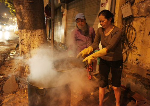 Người Hà Nội nấu bánh chưng trên vỉa hè, ngõ làng trong đêm - 10