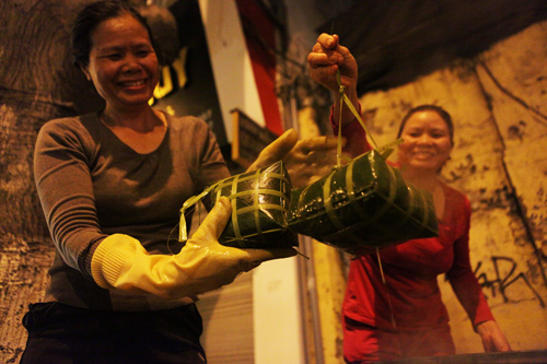 Người Hà Nội nấu bánh chưng trên vỉa hè, ngõ làng trong đêm - 11