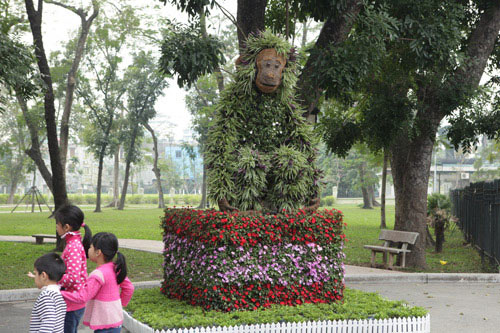 Gà trống mô hình khổng lồ khiến người HN thích thú - 7