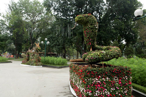 Gà trống mô hình khổng lồ khiến người HN thích thú - 14