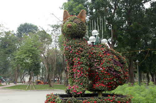 Gà trống mô hình khổng lồ khiến người HN thích thú - 9