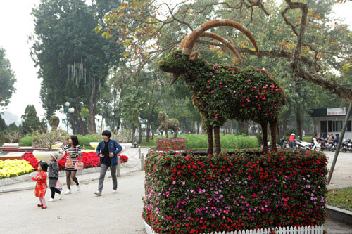 Gà trống mô hình khổng lồ khiến người HN thích thú - 12