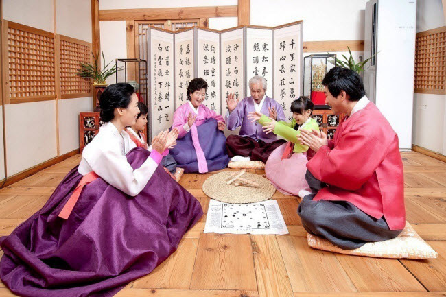 Tết truyền thống Seollal của người Hàn Quốc cũng trùng với Tết Nguyên đán. Đây là dịp các gia đình đoàn tụ, ăn uống, trò chuyện và vui chơi cùng nhau. Mọi người thường mặc trang phục truyền thống hanbok trong dịp lễ này.