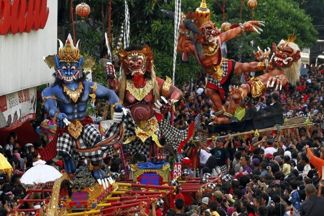 Hàng loạt hoạt động được tổ chức trên đảo Bali trước lễ Nyepi. Người dân trình diễn nhiều nghi lễ truyền thông như diễu hành rước những bức tượng ogoh-ogoh đại diện cho linh hồn của ma quỷ, trước khi đốt chúng trong lễ Ngrupuk.