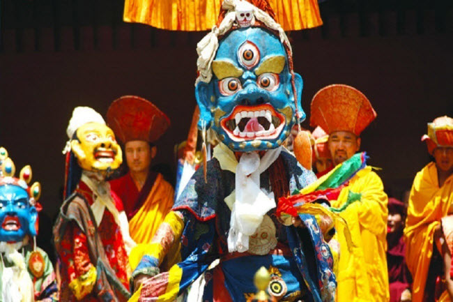 Lễ hội năm mới Losar được tổ chức ở Tây Tạng, Nepal, Bhutan và một số vùng ở Ấn Độ. Trong suốt 15 ngày, mọi người sẽ tham gia nhiều sự kiện như cầu nguyện, dọn dẹp nơi thờ cúng, nhảy múa và thi nấu ăn.