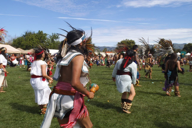 Theo lịch Aztec, cộng đồng người Nahua ở Mexico chào đón lễ hội năm mới Año Nuevo bằng nghi lễ thắp nến và bắn pháo hoa vào đêm giao thừa. Mọi người cũng hát và múa theo nhịp trống trong trang phục truyền thống của họ.