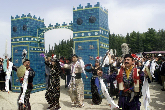 Vào 1.4 hàng năm, những người Assyria trên khắp thế giới tổ chức lễ hội đón năm mới Kha b' Nisan, với sự kiện diễu hành và tiệc tùng trong nhiều giờ tại các công viên.