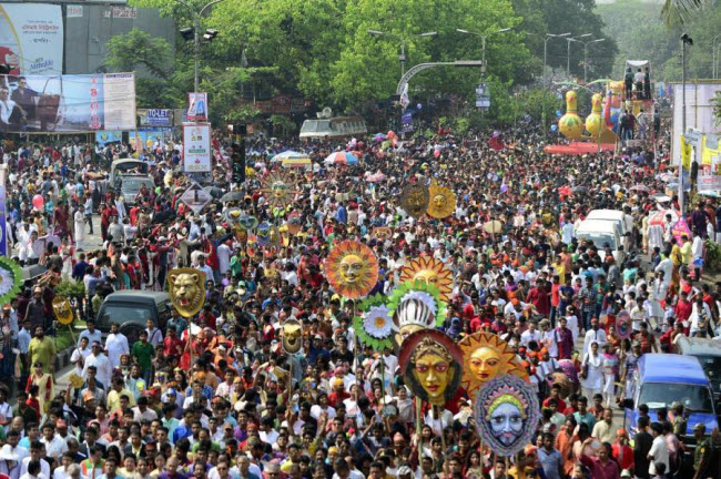 Vào ngày 14.4, lễ hội năm mới Pohela Boishakh  diễn ra tại các cộng đồng người Bengali khác nhau ở Bangladesh và tỉnh Tây Bengal, Ấn Độ. Các sự kiện được tổ chức bao gồm lễ diễu hành, các trò chơi truyền thống, trình diễn múa rối, đu quay.