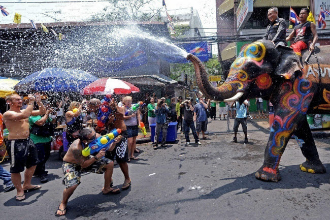 Được tổ chức từ 13 đến 15.4 hàng năm, Songkran là lễ hội té nước lớn nhất thế giới được người dân Thái Lan tổ chức để chào đón năm mới. Vào ngày cuối cùng của lễ hội, người dân trên cả nước sẽ xuống đường với súng nước và xô để xả nước vào đám đông.
