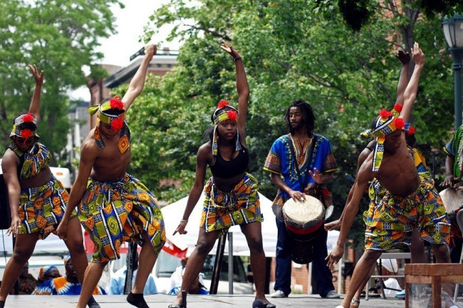 Lễ hội Odunde thu hút những người châu Phi từ khắp thế giới đổ về thành phố Philadelphia ở Mỹ,tham gia bữa tiệc đường phố, để chào mừng năm mới theo cách truyền thống của người Yoruba ở Nigeria.