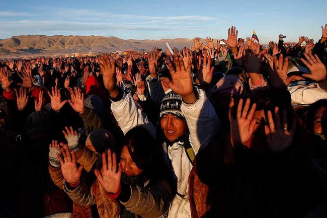 Willkakuti (có nghĩa là Sự trở lại của mặt trời) là lễ hội đón năm mới của người Aymara tại Bolivia, Chile miền nam Peru, diễn ra đúng ngày đông chí ở bán cầu nam. Người dân sẽ tập trung trước bình minh để chờ đón những tia nắng đầu tiên xuất hiện, rồi ca hát và cầu nguyện.