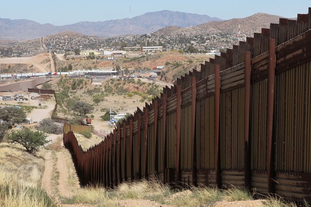 Trump dùng nguyên liệu gì để xây tường biên giới Mexico - 1