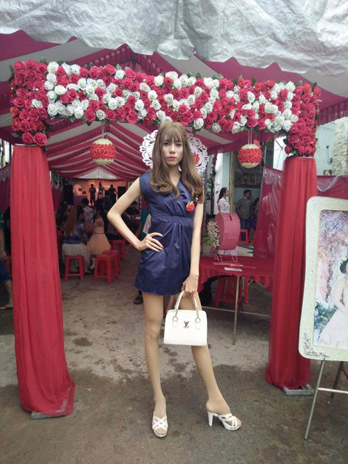 Choáng với “cô gái” cao gần 2m gây xôn xao dân mạng - 2